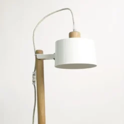 DIZY Design Tables De Chevet Good Is Beautiful Table D'appoint Avec Plateaux Décalés, Lampe En Chêne & Métal Blanc -SURMATELAS Soldes table d appoint avec plateaux decales lampe en chene metal blanc 3