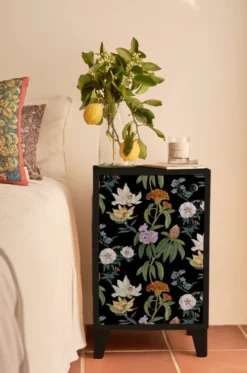 RNT By Really Nice Things Tables De Chevet Table De Bois De Pin Massif Et Imprimé Floral Sur Fond Noir Jara. -SURMATELAS Soldes table de bois de pin massif et imprime floral sur fond noir jara 1