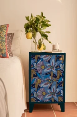 RNT By Really Nice Things Tables De Chevet Table De Bois En Pin Massif Avec Imprimé Floral Bleu Frida Garden -SURMATELAS Soldes table de bois en pin massif avec imprime floral bleu frida garden 1