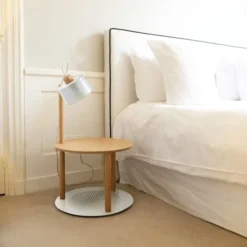 DIZY Design Tables De Chevet Good Is Beautiful Table De Chevet Avec Lampe En Chêne Et Métal Blanc -SURMATELAS Soldes table de chevet avec lampe en chene et metal blanc 6
