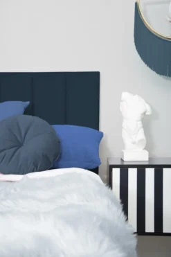 RNT By Really Nice Things Têtes De Lit Tête De Lit En Contreplaqué Et Velours Bleu. 9 RNT By Really Nice Things Têtes De Lit Tête De Lit En Contreplaqué Et Velours Bleu. -SURMATELAS Soldes tete de lit en contreplaque et velours bleu 3