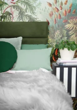 RNT By Really Nice Things Têtes De Lit Tête De Lit En Contreplaqué Et Velours Couleur Vert Sauge. -SURMATELAS Soldes tete de lit en contreplaque et velours couleur vert sauge 1