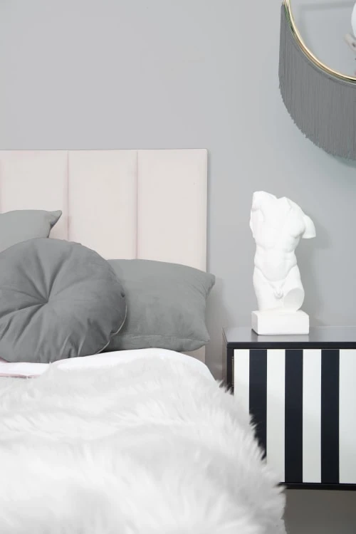 RNT By Really Nice Things Têtes De Lit Tête De Lit En Contreplaqué Et Velours En Couleur Gris Chaleureux. 4 RNT By Really Nice Things Têtes De Lit Tête De Lit En Contreplaqué Et Velours En Couleur Gris Chaleureux. – Image 2