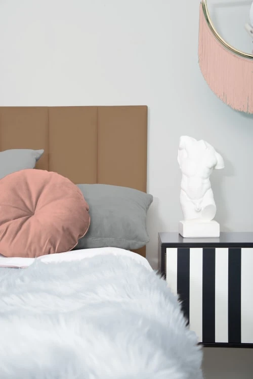 RNT By Really Nice Things Têtes De Lit Tête De Lit En Contreplaqué Et Velours En Couleur Terre. 4 RNT By Really Nice Things Têtes De Lit Tête De Lit En Contreplaqué Et Velours En Couleur Terre. – Image 2