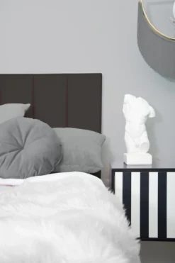 RNT By Really Nice Things Têtes De Lit Tête De Lit En Contreplaqué Et Velours Noire. -SURMATELAS Soldes tete de lit en contreplaque et velours noire 1