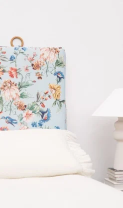 RNT By Really Nice Things Têtes De Lit Tête De Lit En Velours Et Mousse Imprimé Floral, Fond Bleu Clair. -SURMATELAS Soldes tete de lit en velours et mousse imprime floral fond bleu clair 1