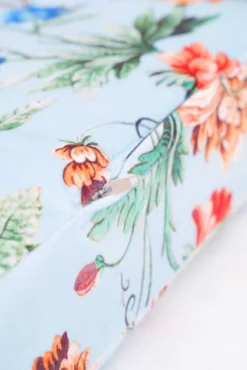 RNT By Really Nice Things Têtes De Lit Tête De Lit En Velours Et Mousse Imprimé Floral, Fond Bleu Clair. -SURMATELAS Soldes tete de lit en velours et mousse imprime floral fond bleu clair 2