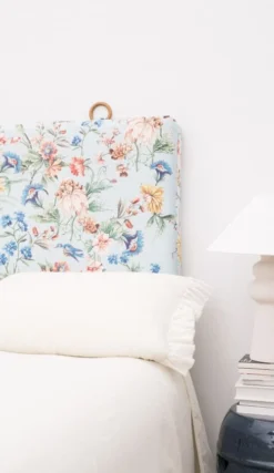 RNT By Really Nice Things Têtes De Lit Tête De Lit En Velours Et Mousse Imprimé Floral, Fond Bleu Clair. -SURMATELAS Soldes tete de lit en velours et mousse imprime floral fond bleu clair 5